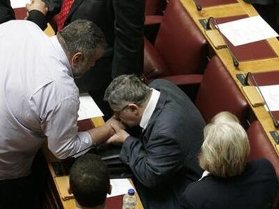 Τι κρύβει το χειροφίλημα Μιχαλολιάκου σε...