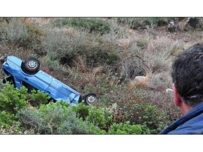 Βούτηξαν με το αυτοκίνητό τους σε χαράδρ...