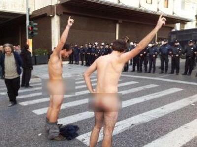 Στα χέρια της Αστυνομίας οι γυμνοί διαδηλωτές