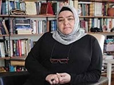   Υπουργός με μαντίλα για πρώτη φορά στη...