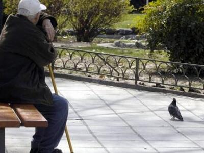 Η Ελλάδα μείωσε κατά 30% τις συντάξεις μ...