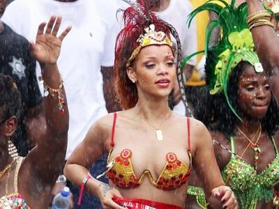 Η βροχή δεν εμποδίζει την παρέλαση της Rihanna 