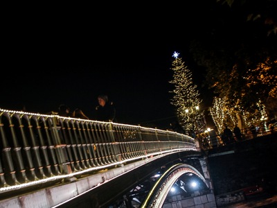 Φωταγωγήθηκε το πιο ψηλό φυσικό χριστουγ...