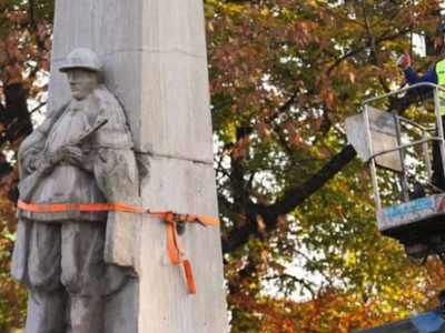 Η Πολωνία κατεδαφίζει σοβιετικά μνημεία-...