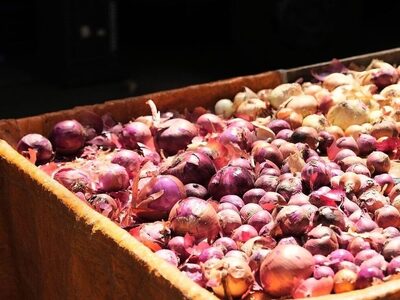 «Καίνε» και τα κρεμμύδια στις λαϊκές αγορές