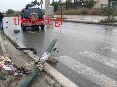 Όχημα έπεσε σε φανάρι της Πατρών Κλάους ...