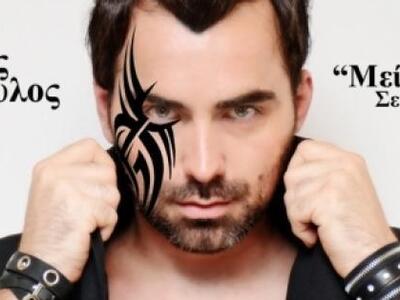 Ο τραγουδιστής Άγγελος Χριστόπουλος απόψ...