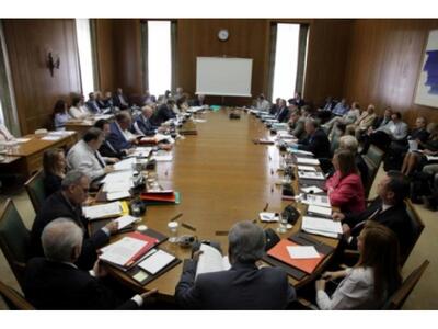 Ορκίζεται στις 3.30 το... υπόλοιπο Υπουρ...