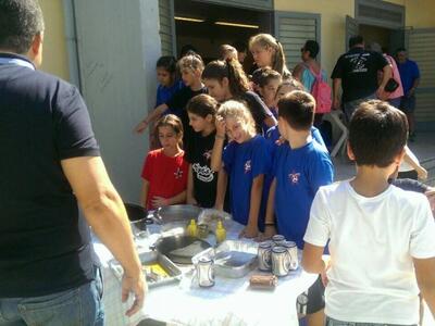 Μετά τον αγιασμό είχε σουβλάκια για τους...