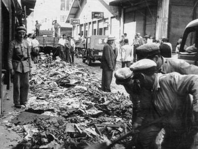 Τα συνεργεία προσπαθούν να καθαρίσουν το...