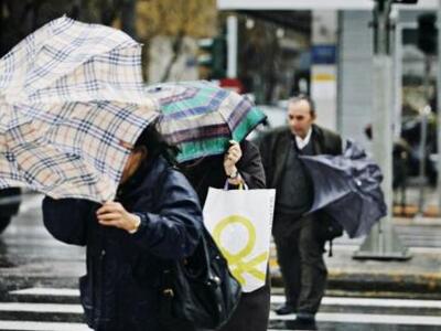Δυτική Ελλάδα: Με τις ομπρέλες "παρ...