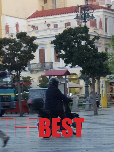 Φυσικά οδηγούμε με κράνος. Ή τηρούμε τον...