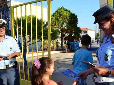 Ενημερωτικά φυλλάδια τροχαίας θα διανείμ...