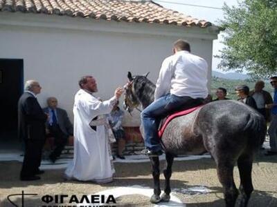 Ηλεία: Με τα άλογα στην Εκκλησία τίμησαν...