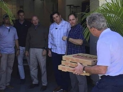 Ο πρώην πρόεδρος Τζ. Μπους πρόσφερε πίτσ...