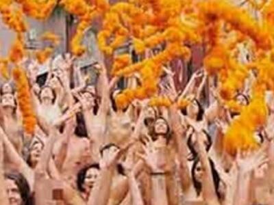 100 γυμνές γυναίκες θα υποδεχθούν τον Τρ...