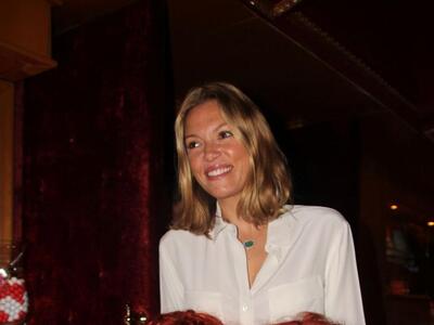 Συγκινημένη βγήκε με το μωράκι της από τ...