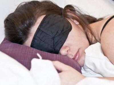 Τα αναμμένα φώτα στην κρεβατοκάμαρα αυξά...