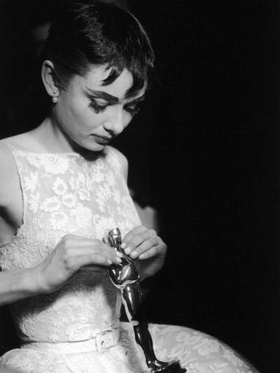 Η αξέχαστη Όντρει Χέπμπορν χαιδεύει το Όσκαρ της.