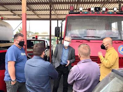 Ο Άγγελος Τσιγκρής με τους εθελοντές πυρ...