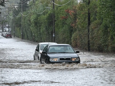 Η κακοκαιρία χτυπά με καταιγίδες και μπο...