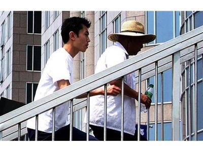 Κινέζοι βγάζουν χαρτζιλίκι τρέχοντας δίπ...