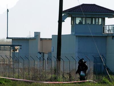 Όμηρος κρατουμένων σωφρονιστικός υπάλληλ...