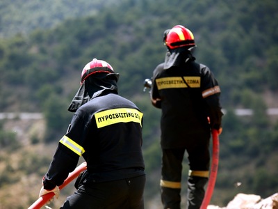 Φωτιά στη Βάρη: Απομακρύνθηκαν και ηλικι...