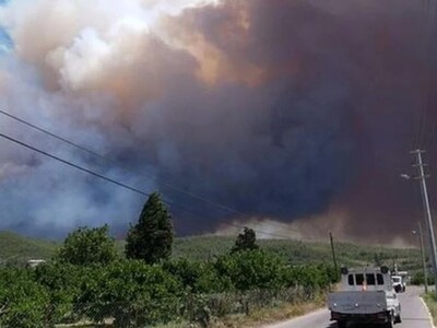 Φωτιά στη Σμύρνη: Κάηκαν σπίτια- Δυσκολε...