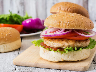 Συνταγή για λαχταριστά μπέργκερ με χαλούμι