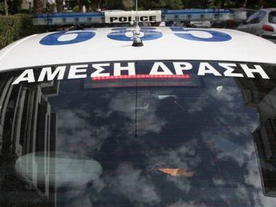 Πάτρα: Αυτοκίνητο "σφηνώθηκε" ...