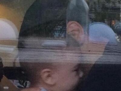 Ο Αποστόλης Τότσικάς φωτογραφίζεται με έ...