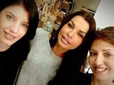 Που εντοπίσαμε την Νίνα Λοτσάρη να χτενί...