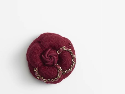 O οίκος Chanel πουλάει πανάκριβες μπουτο...