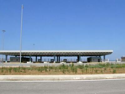 Πάτρα: Κυνηγώντας τους μετανάστες