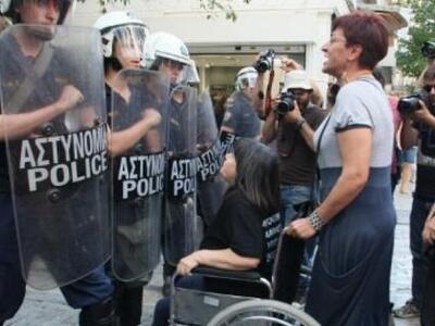 Ανδρας των ΜΑΤ με μεταλλική επένδυση στα...