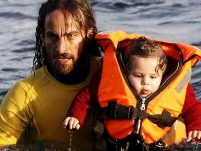 Ο Ισπανός εθελοντής διασώστης βγάζει το ...