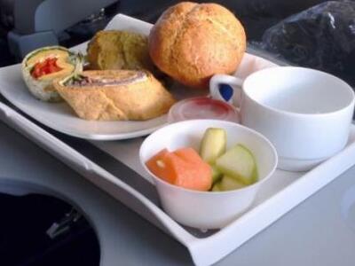 Γιατί το φαγητό στα αεροπλάνα δεν έχει ω...