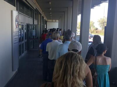 Πάτρα: Ουρές μέχρι το πεζοδρόμιο για άλλ...