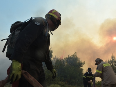 Με διάσπαρτες εστίες η φωτιά στα Πηγάδια