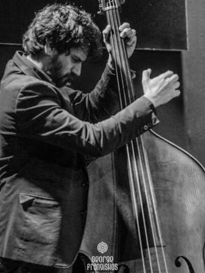 O Ντίνος Μάνος - κοντραμπάσο.