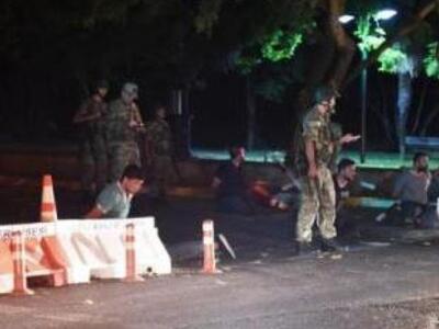 Ελικόπτερο με Τούρκους πραξικοπηματίες σ...