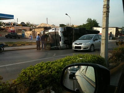 Ανατροπή νταλίκας στην Πάτρα