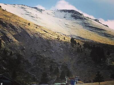 Έπεσαν τα πρώτα χιόνια στο Χελμό - Δείτε...