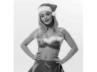 Η Rita Ora στα πιο σέξι κάλαντα των φετι...