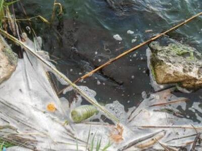 Γεμάτη αφρούς η λίμνη των Ιωαννίνων