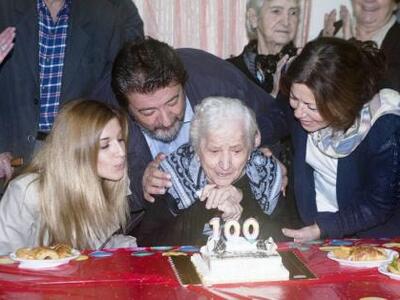 Πάρτι –έκπληξη για μια γιαγιά που έκλεισ...