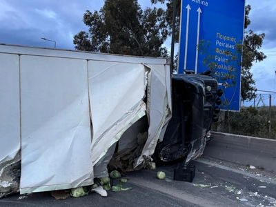 Τροχαίο με ανατροπή νταλίκας στον Σκαραμ...