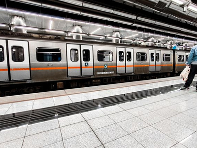 Σύνταγμα: Έπεσε με το πατίνι του στις ρά...