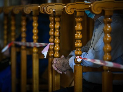 Θεοφάνεια: Εκκλησιασμός με τηλεφωνική κρ...